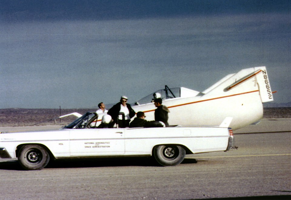 El avion sin alas remolcado por un pontiac