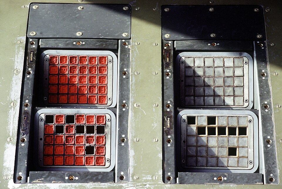 Dispensadores de bengalas de avión en un C-130