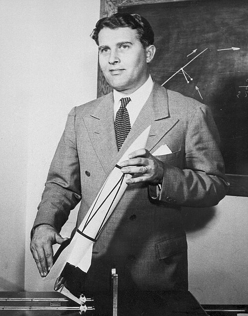 Wernher von Braun, el alemán que diseñó los V2 y (spoiler) acabó fichando por la NASA.