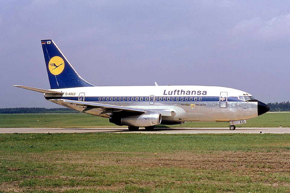 Boeing 737-100 con sus pequeños motores