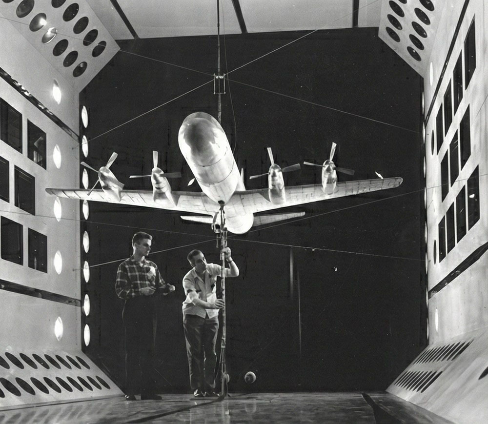 Lockheed Electra en el tunel de viento de la NASA