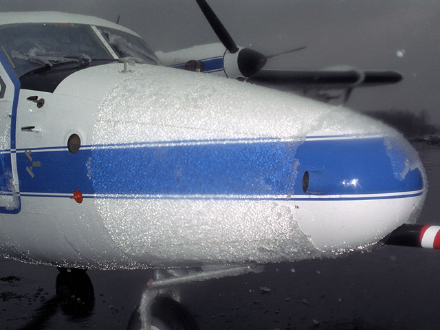 hielo formado en un avion