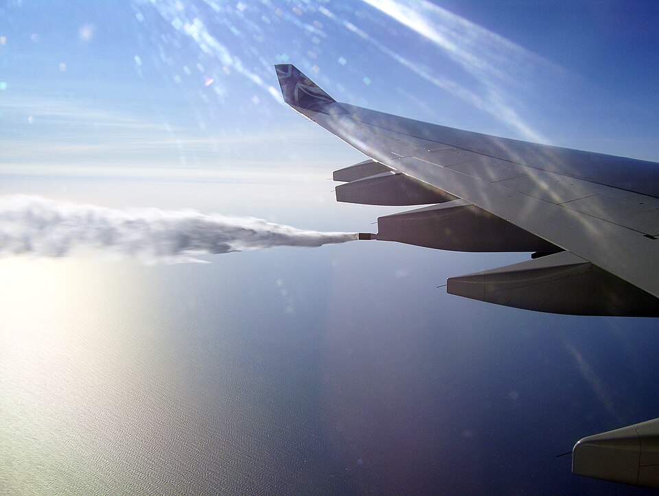 un A340 soltando combustible (fuel jettison)