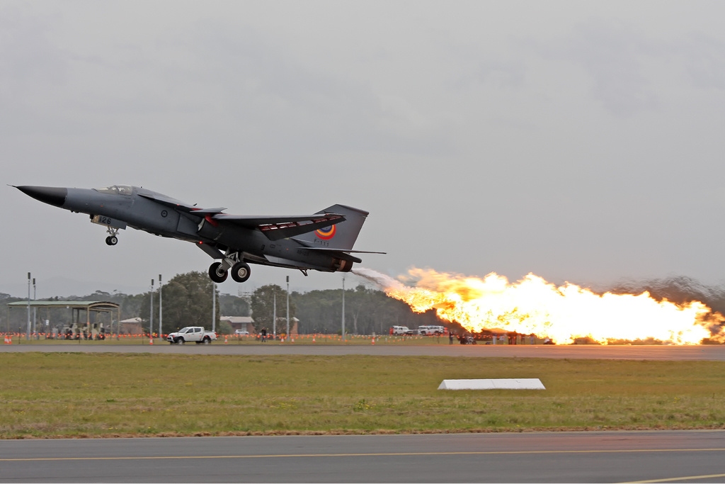 un F-111 de la RAAF haciendo dump and burn