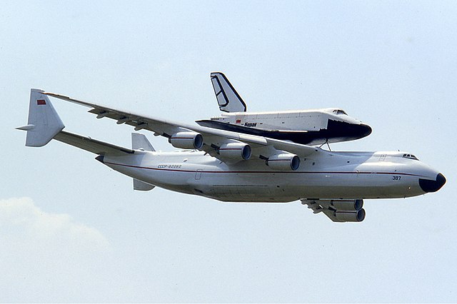An-225 transportando el burán