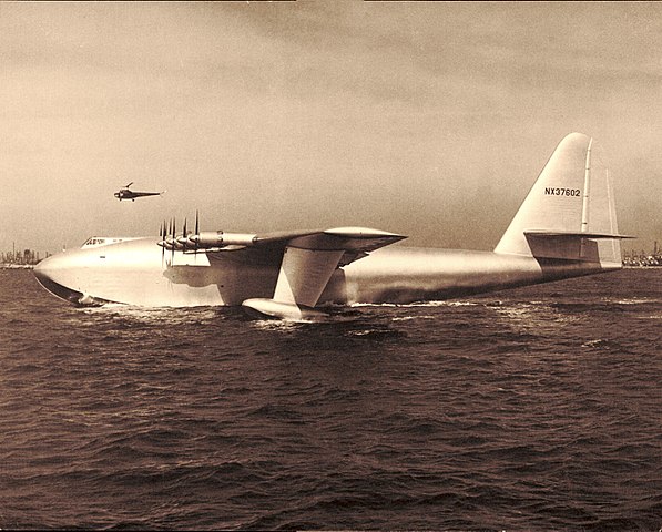 foto del h-4 hercules amerizando