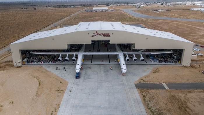 stratolaunch en el hangar