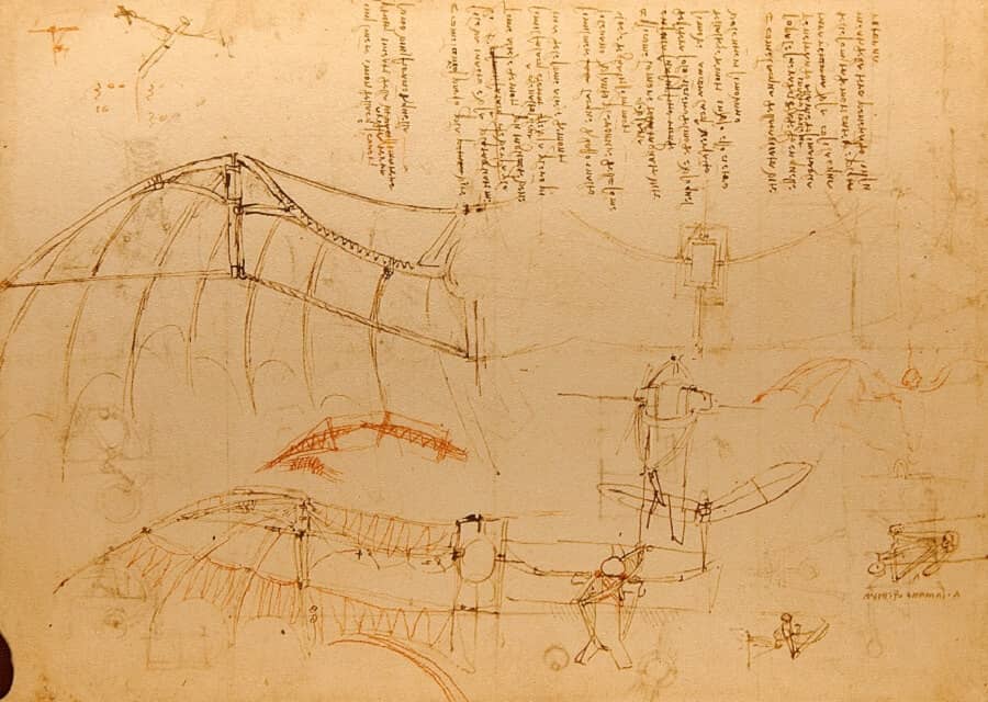 primeros planos de da vinci sobre maquinas voladoras